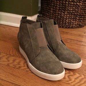 clara wedge sneaker taupe